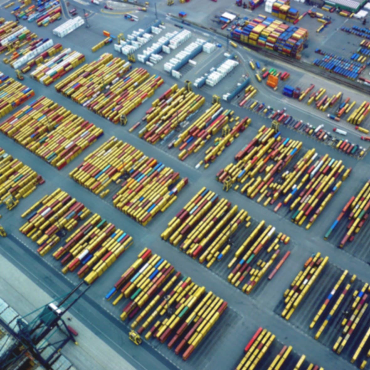 Luchtbeeld van een containerterminal in de haven van Antwerpen met duizenden containers